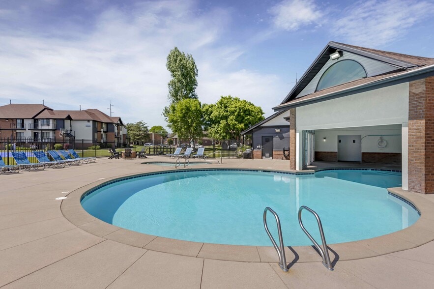 Swimming Pool - The Branbury