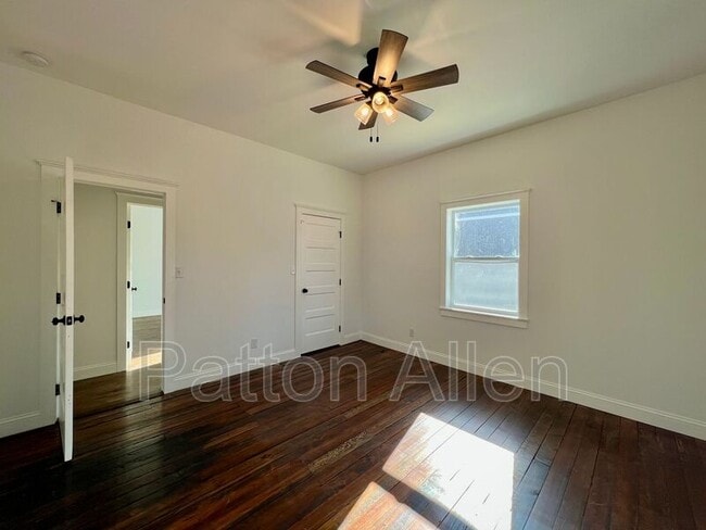 Building Photo - 125 Burton St