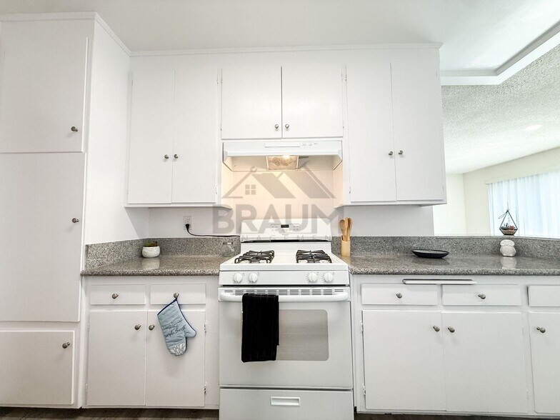 Building Photo - 6039 Whitsett Ave