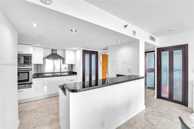 Building Photo - 400 South Pointe Dr