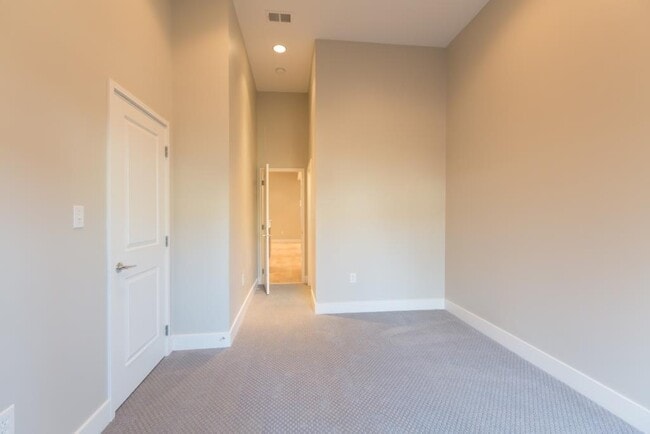 Building Photo - Modern 1 bed + Den in Logan Circle