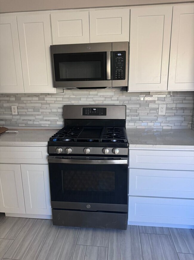 Building Photo - Foothills Townhouse 2 Bedroom 2 Bath with 2 Car Garage