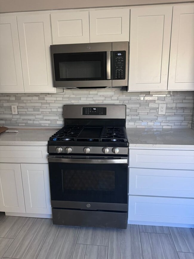 Building Photo - Foothills Townhouse 2/BD 2/BA 2/CG