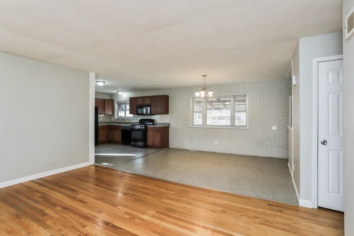 Building Photo - 2095 Collier Dr