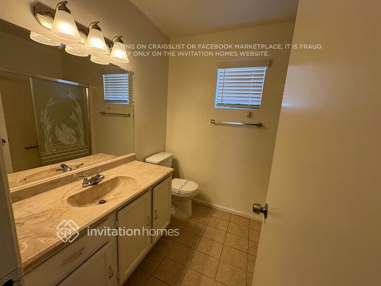 Building Photo - 8027 W Glenrosa Ave