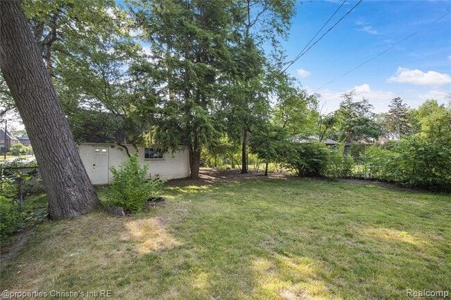 Building Photo - 18694 Oak Dr