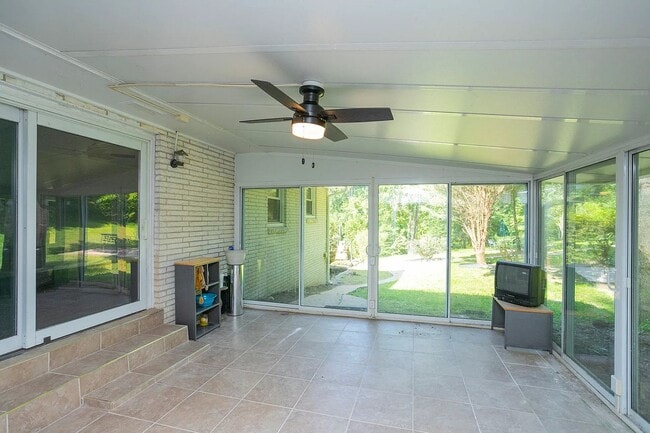 Building Photo - Brentwood Oasis: 3 Bed, 2 Bath Home on 5+ ...