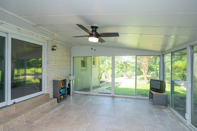 Building Photo - Brentwood Oasis: Newly Renovated 3 Bed, 2 ...