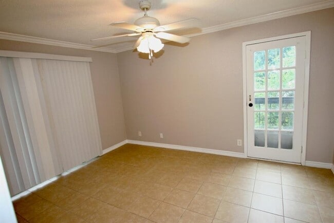 Building Photo - 17401 Red Oak Dr