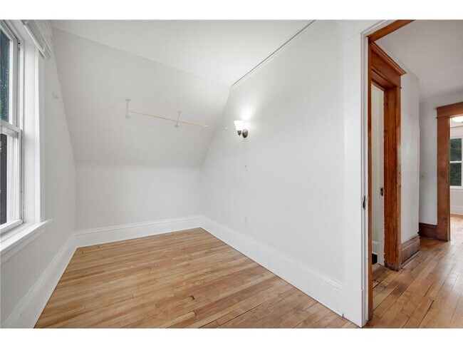 Building Photo - 804 Hawthorne Ave E