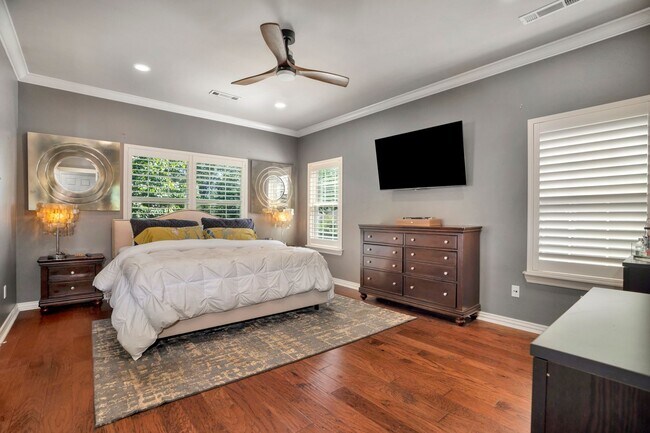 Building Photo - Fabulour Bridgeport S/D Home w/AMAZING out...