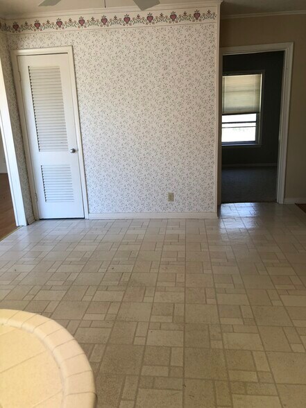 Kitchen - 1529 Woodland Dr