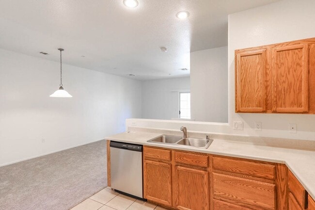 Building Photo - 4 Bed and 4 Bath Townhome In Gated North Las Vegas Community