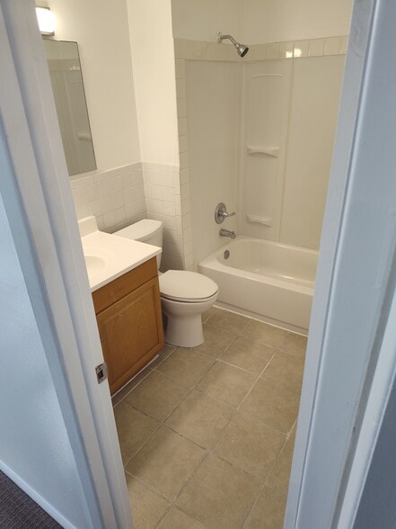 Upstairs Full Bathroom Pic 1 - 5062 W 8th Ave