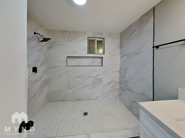 Building Photo - 3112 E Vegas Valley Dr