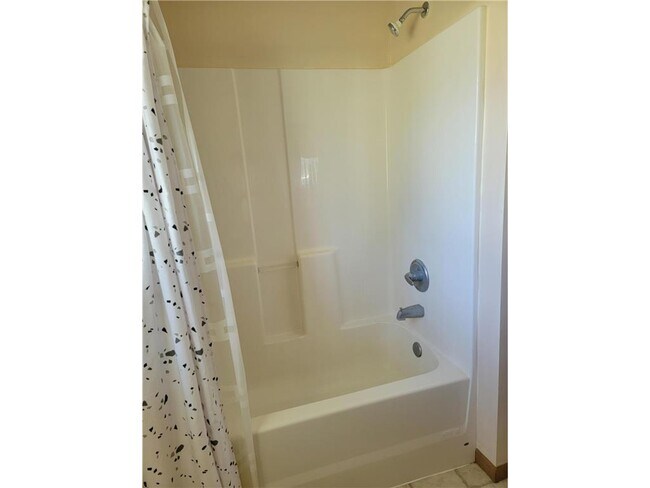 Building Photo - 512 Maple Ln