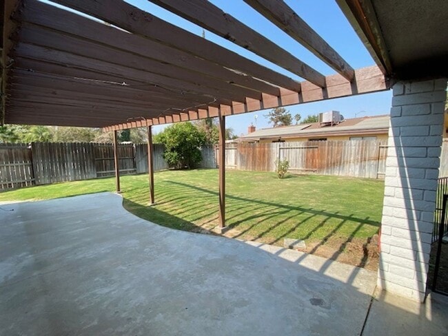 Building Photo - SW Bakersfield home with pool!