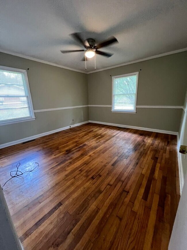 Building Photo - 3 Bedroom, 2 Bath House
