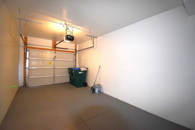 Building Photo - Bright 3 bed Condo with Pool, HOA, and Great Amenities!!