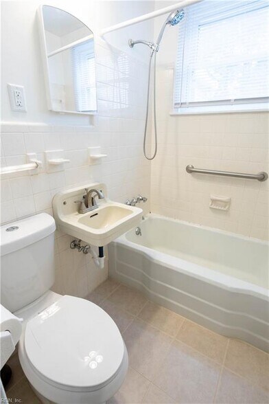 Building Photo - 504 Beacon Rd