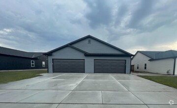 Building Photo - 2755/57 S Greenleaf Cir