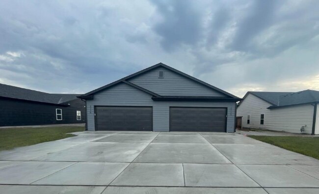 Primary Photo - 2755/57 S Greenleaf Cir