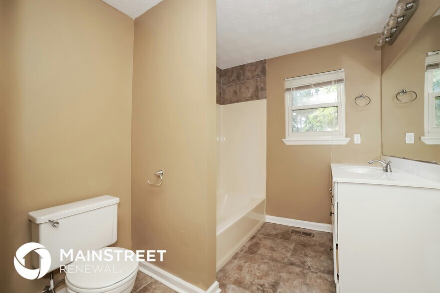 Building Photo - 4872 Pebblebrook Dr