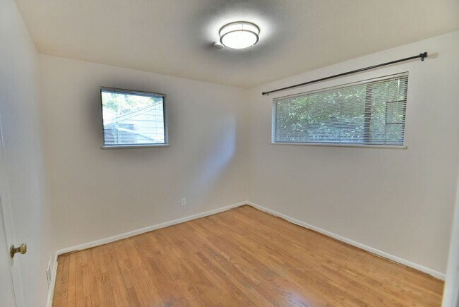 Building Photo - 3bd/1ba Seattle Home