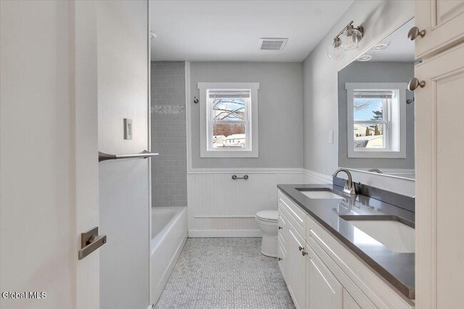 Building Photo - 257 W Circular St