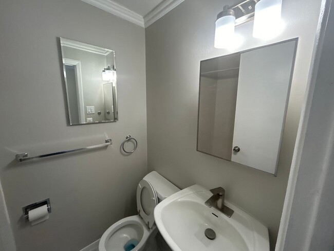 Building Photo - NEWLY AVAILABLE - RENOVATED 3 BR UNIT IN T...