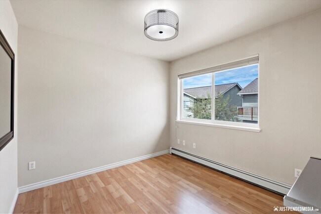 Building Photo - Modern & Stylish Townhome!