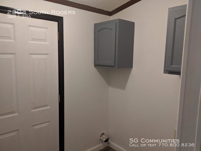 Building Photo - 2304 S Rogers St