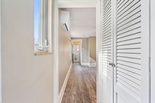 Building Photo - Nicely Renovated 1 Bed, 1 Bath Apartment in Greenfield - In-unit Laundry, Quiet Street - Availabl...