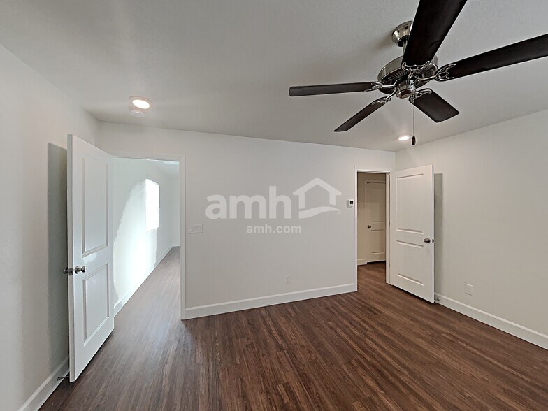 Building Photo - 1705 Viaggio Ave