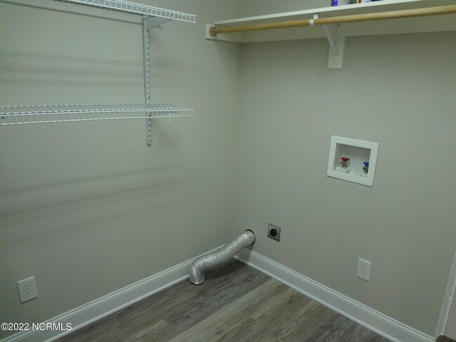 Building Photo - 205 S Pointe Dr