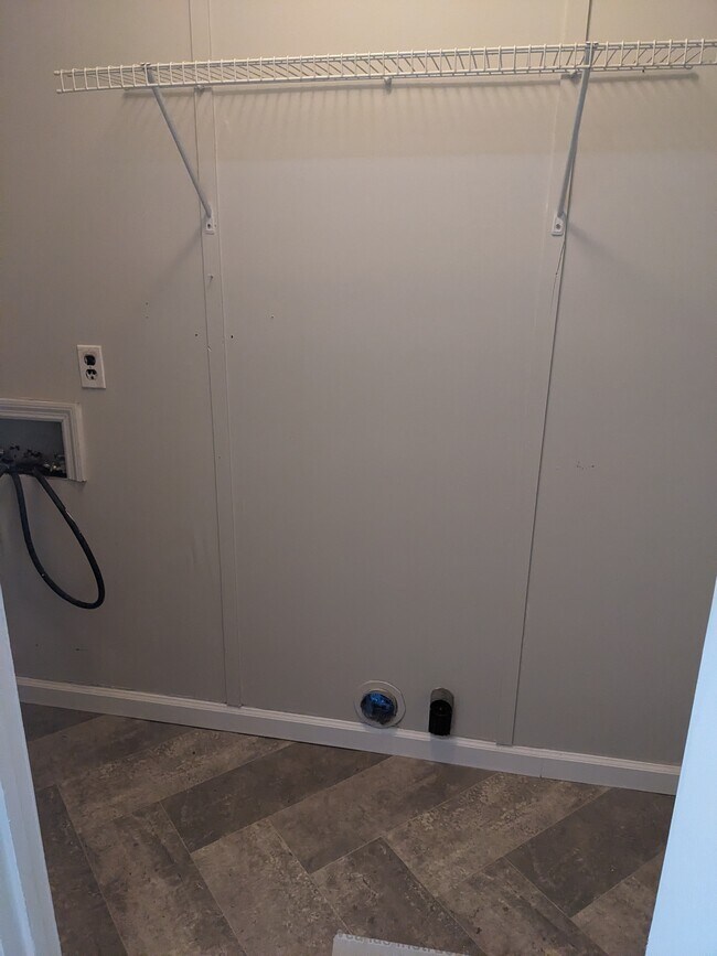 Laundry room - 1021 Redbird Rd