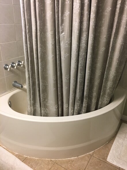 Garden tub in bathroom - 421 N 6th Ave SW
