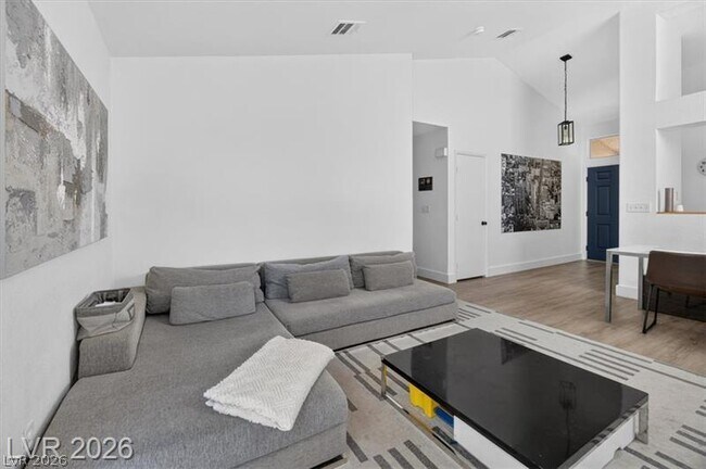 Building Photo - 152 Cantamar St
