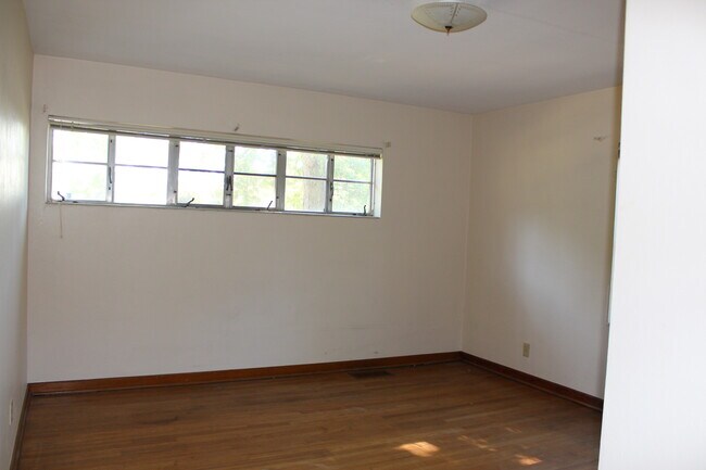 Building Photo - 1022 W Lawrence St