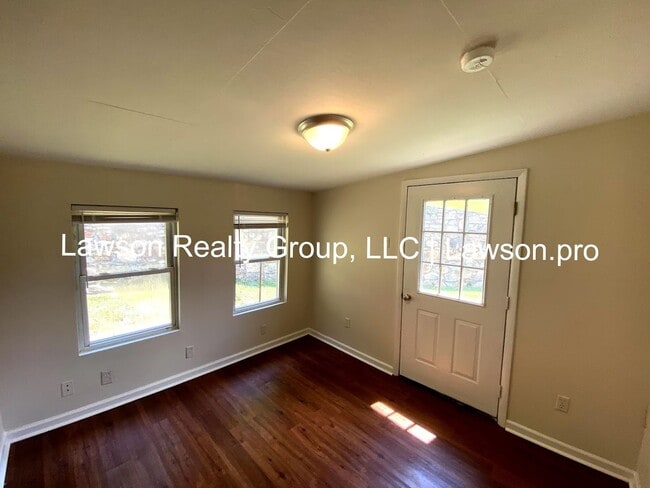 Building Photo - Cozy Three Bedroom Home in Salem with Larg...