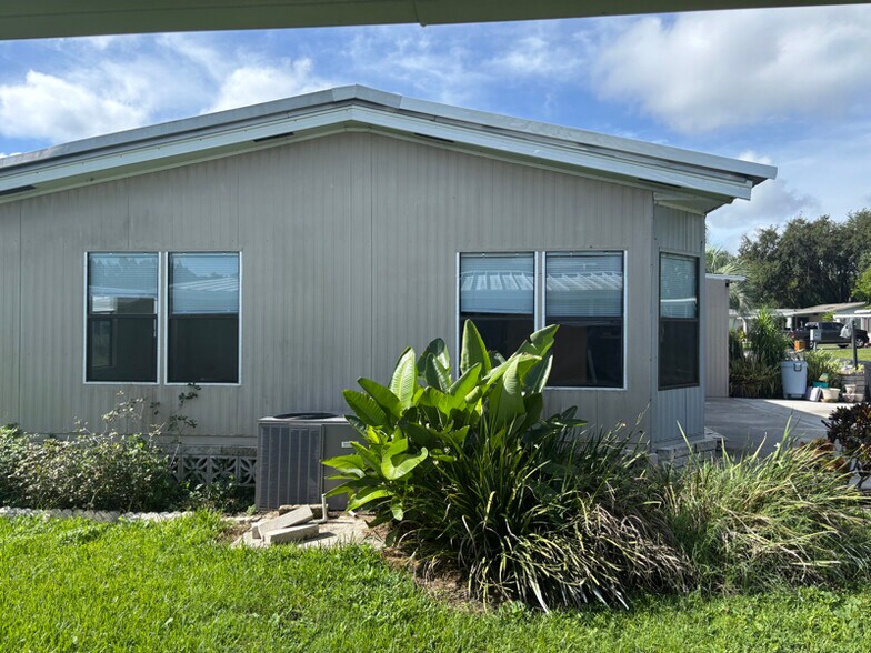 Building Photo - 5310 Ixora St
