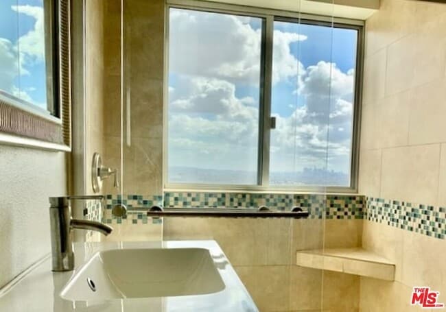 Building Photo - 999 N Doheny Dr