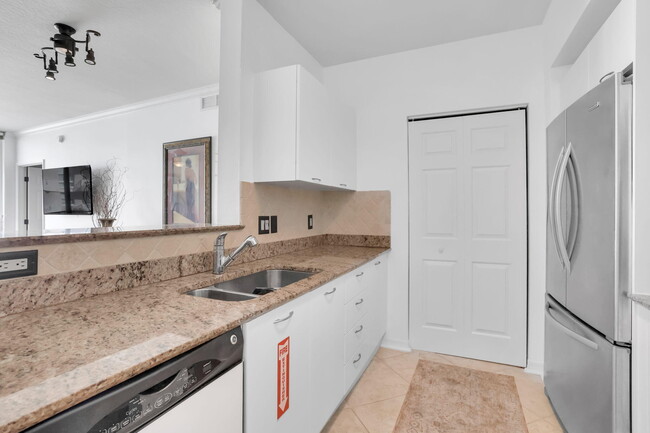Building Photo - 625 Casa Loma Blvd