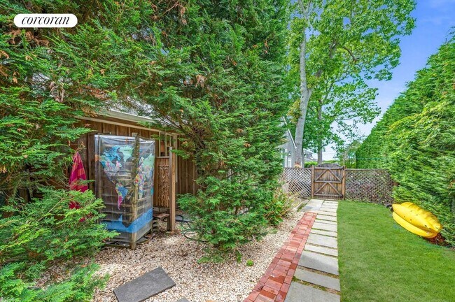 Building Photo - 179 Redwood Rd