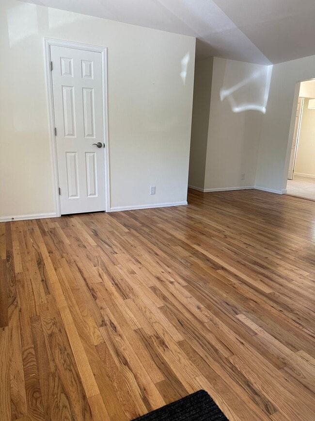 Building Photo - Spacious 3 Bedroom House with Attached Garage and Large Yard!