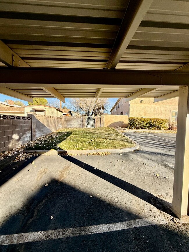 Building Photo - Adorable 3-BR Parkside Townhome