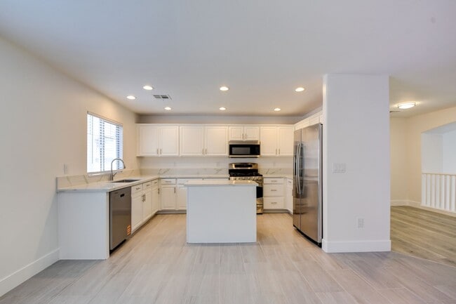 Building Photo - Gorgeous 3 bedroom 2.5 bathroom Townhome conveniently located in the heart of Henderson.