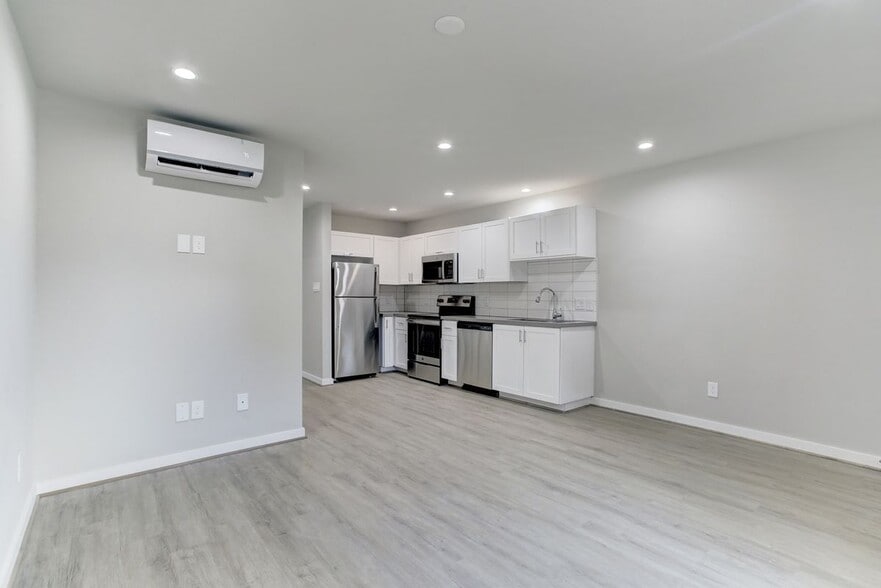 Primary Photo - 645 E 11th 1/2 St