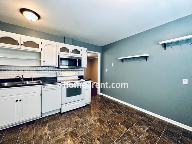 Building Photo - Beautiful Hardwoods w Fenced-in Yard!