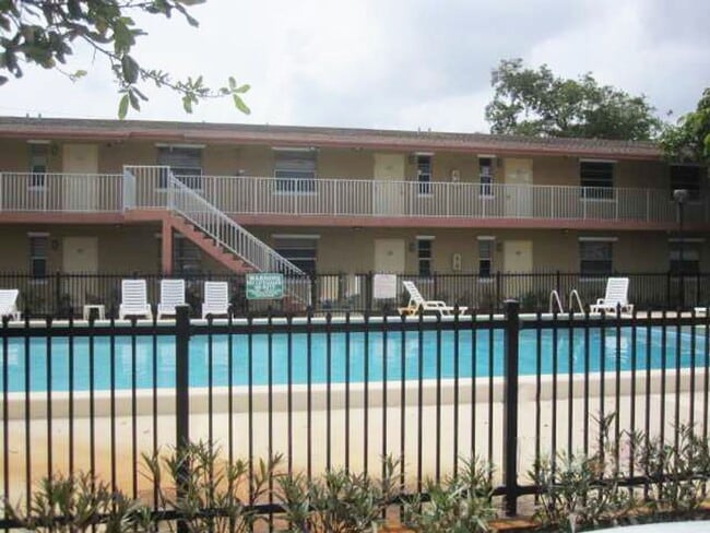 Building Photo - Nice 1-1 Condo Apartment with Central AC, Pool, & Laundry